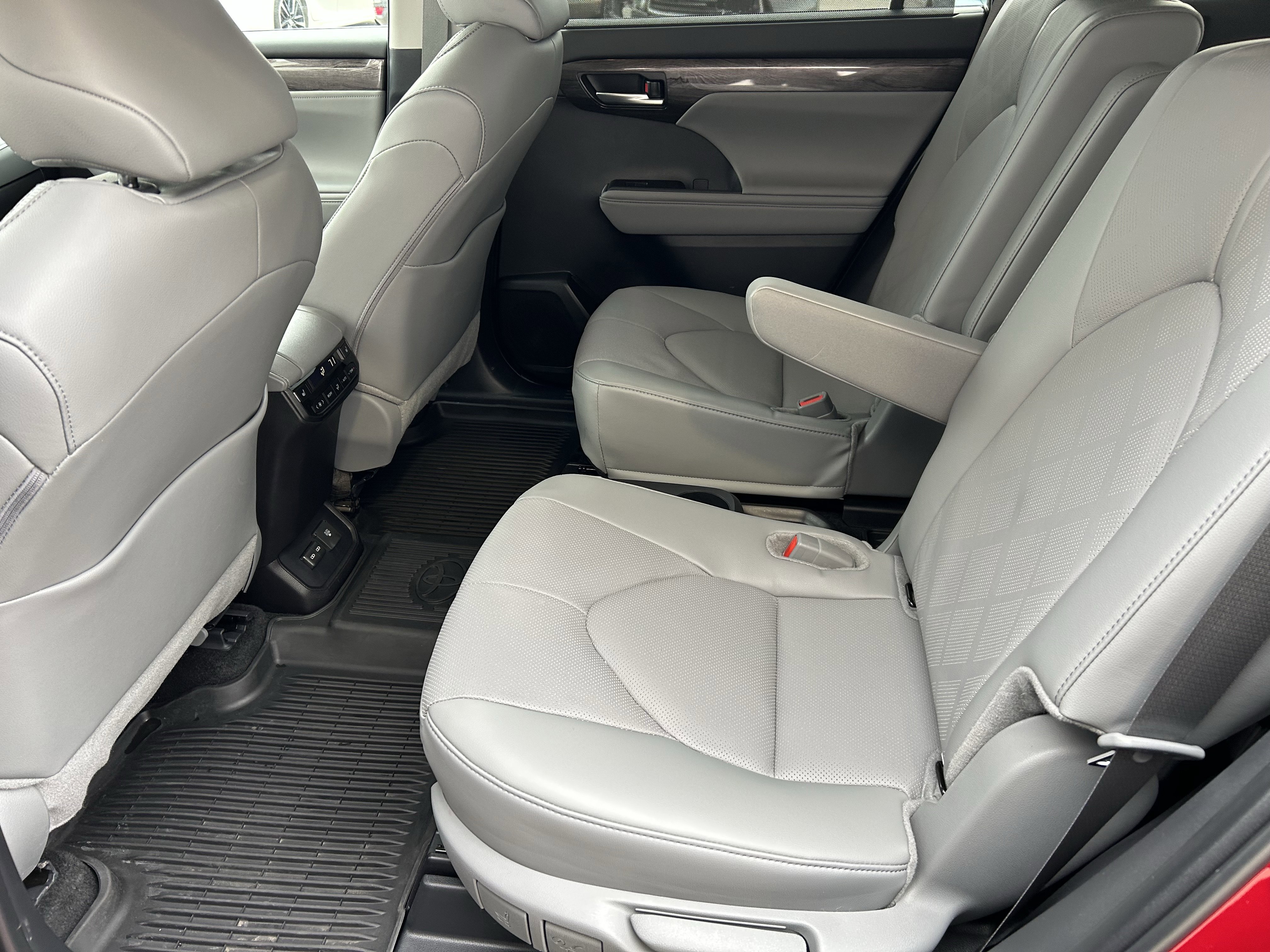 Certified 2025 Toyota Highlander Platinum image 21