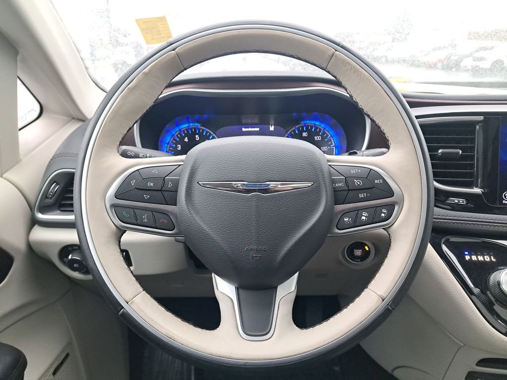 Used 2017 Chrysler Pacifica Limited image 19