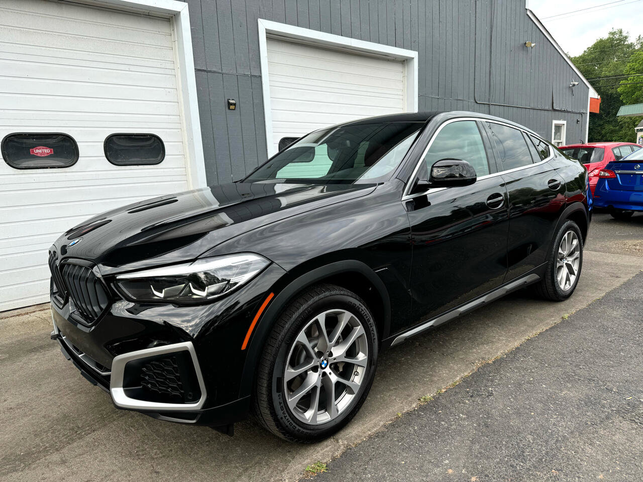 Used 2022 BMW X6 xDrive40i w/ Premium Package image 1