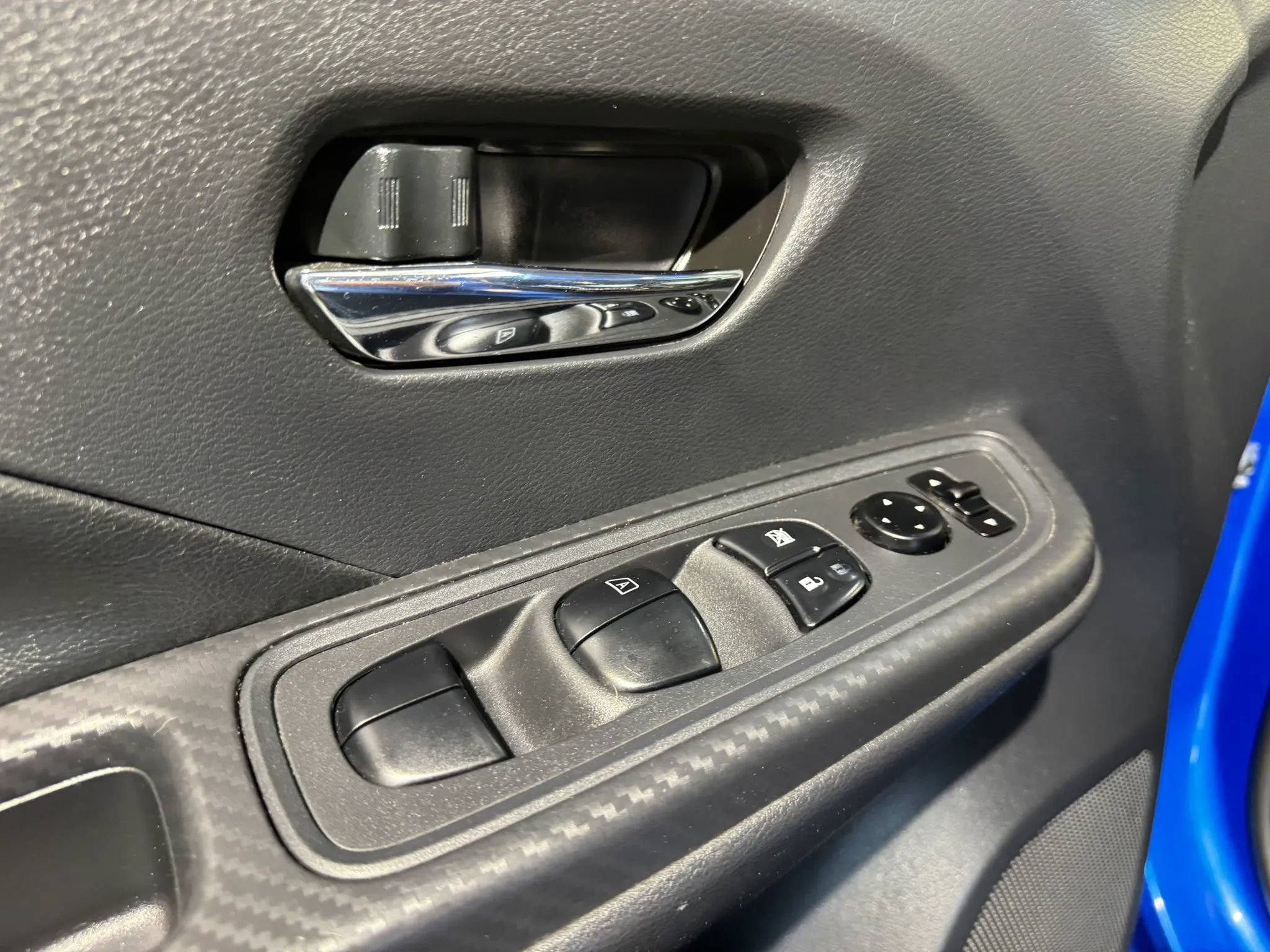 Used 2020 Nissan Versa SV FWD image 8