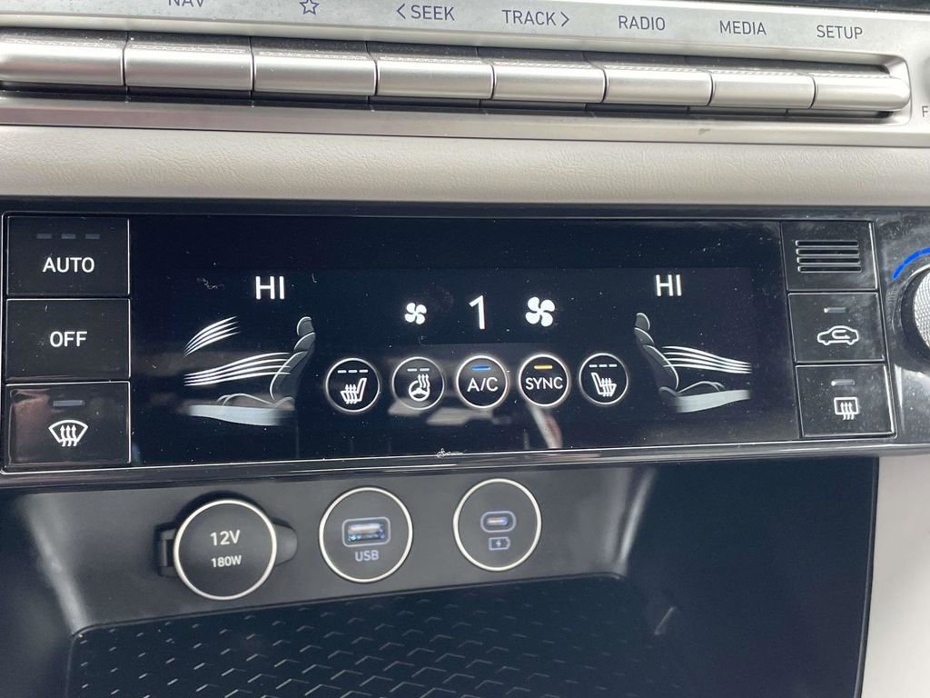 Used 2025 Genesis G70 2.5T image 18