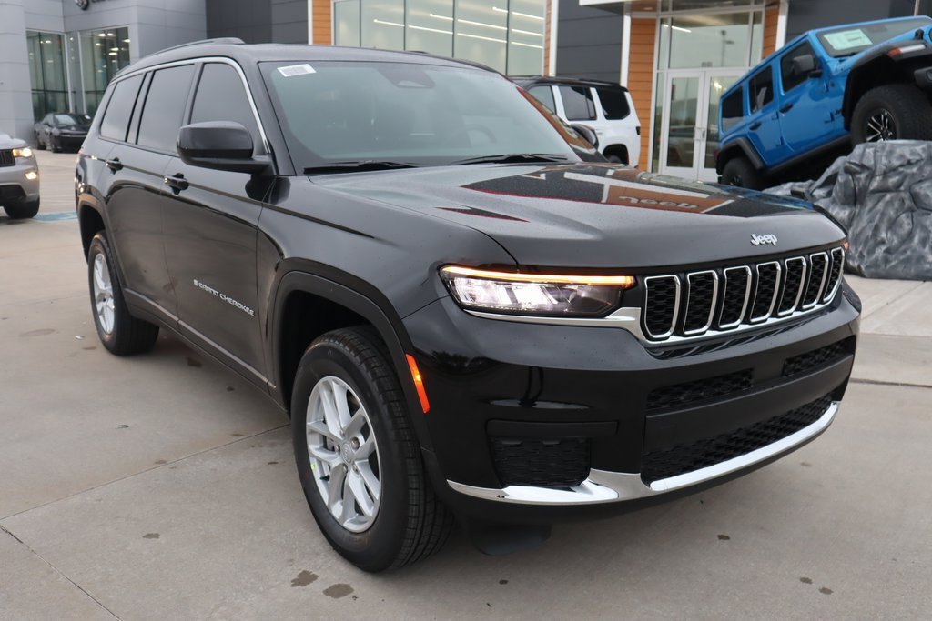 New 2025 Jeep Grand Cherokee L Laredo image 1