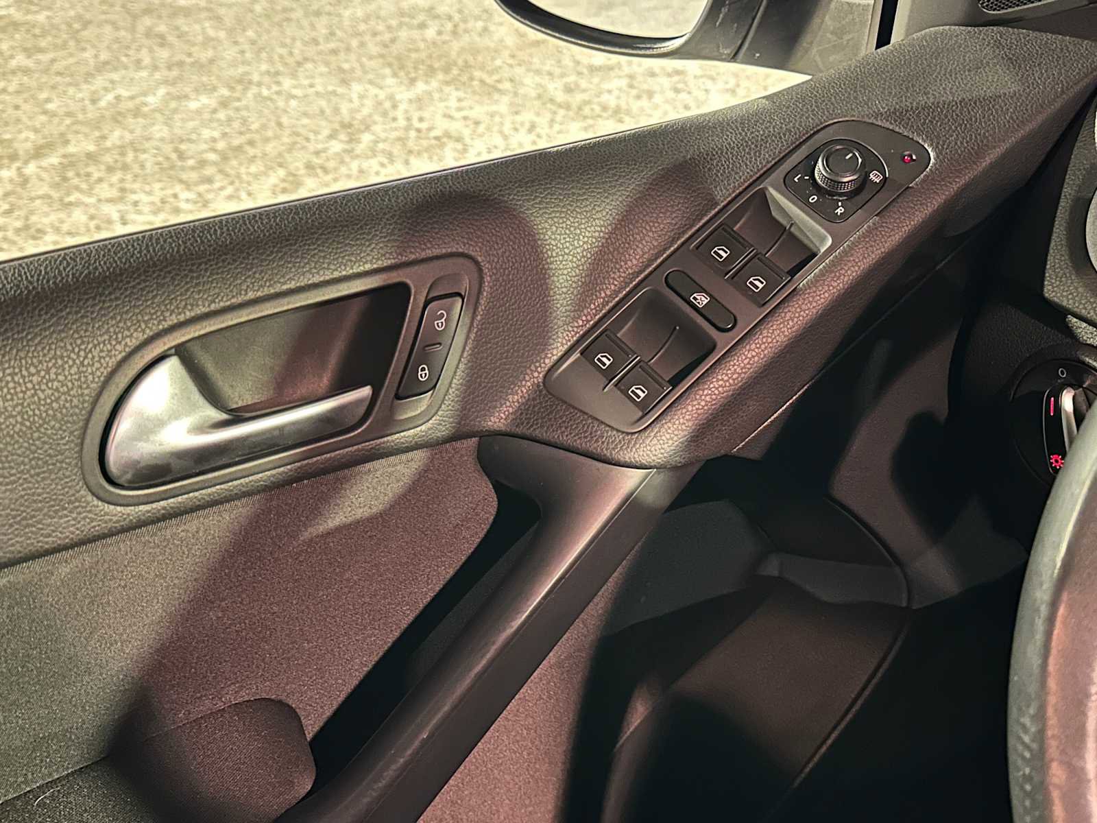 Used 2017 Volkswagen Tiguan S image 31