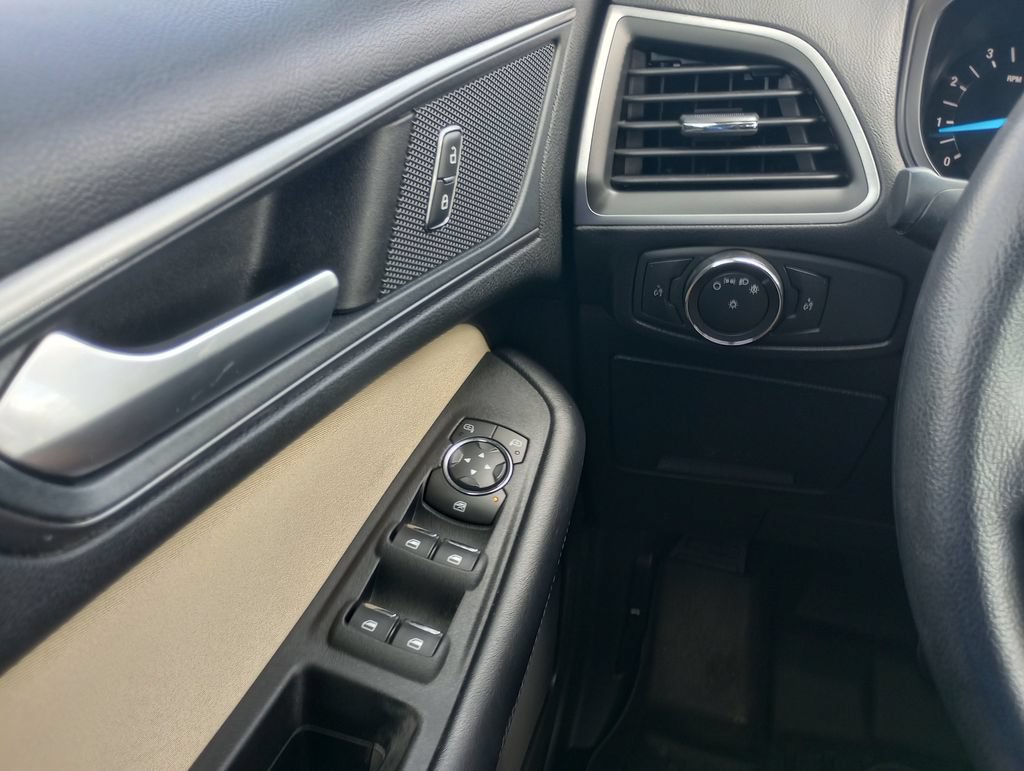 Certified 2018 Ford Edge SE FWD image 26