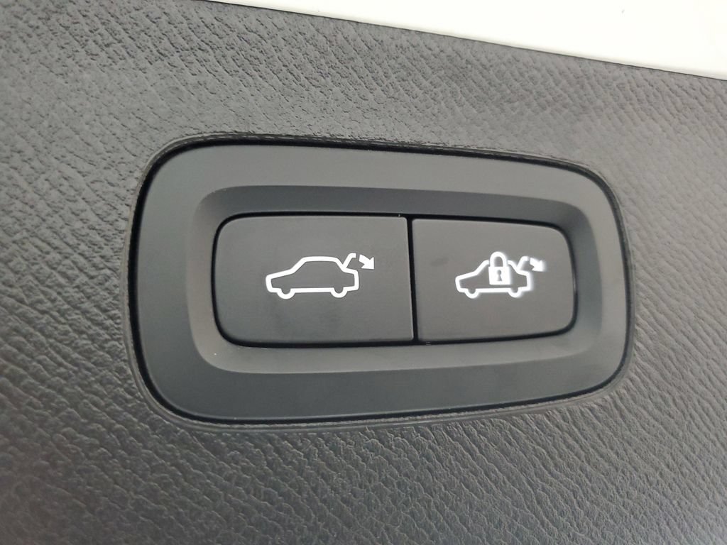 Certified 2025 Volvo XC90 T8 Core AWD/4WD image 12