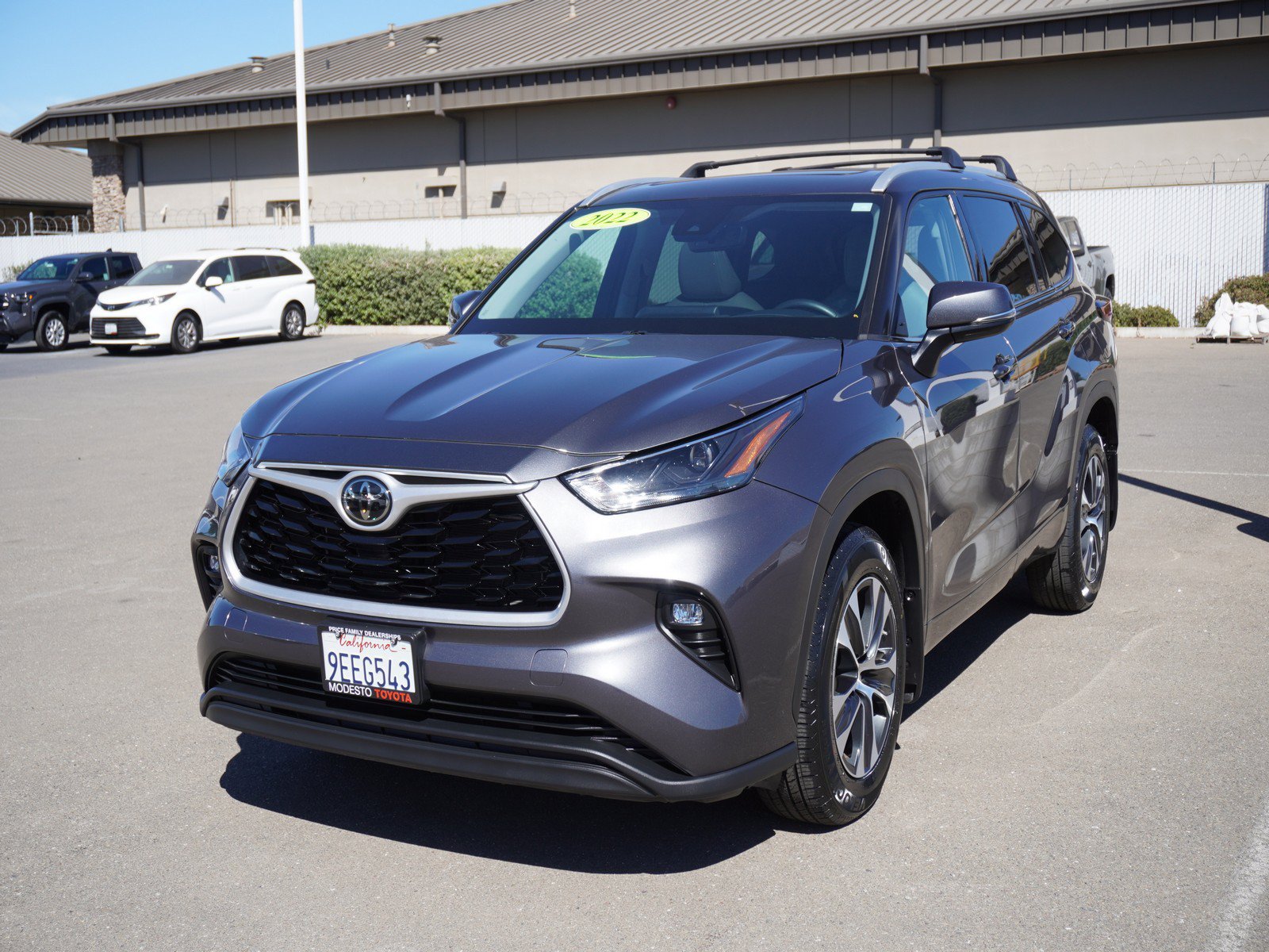 Used 2022 Toyota Highlander XLE AWD/4WD image 5