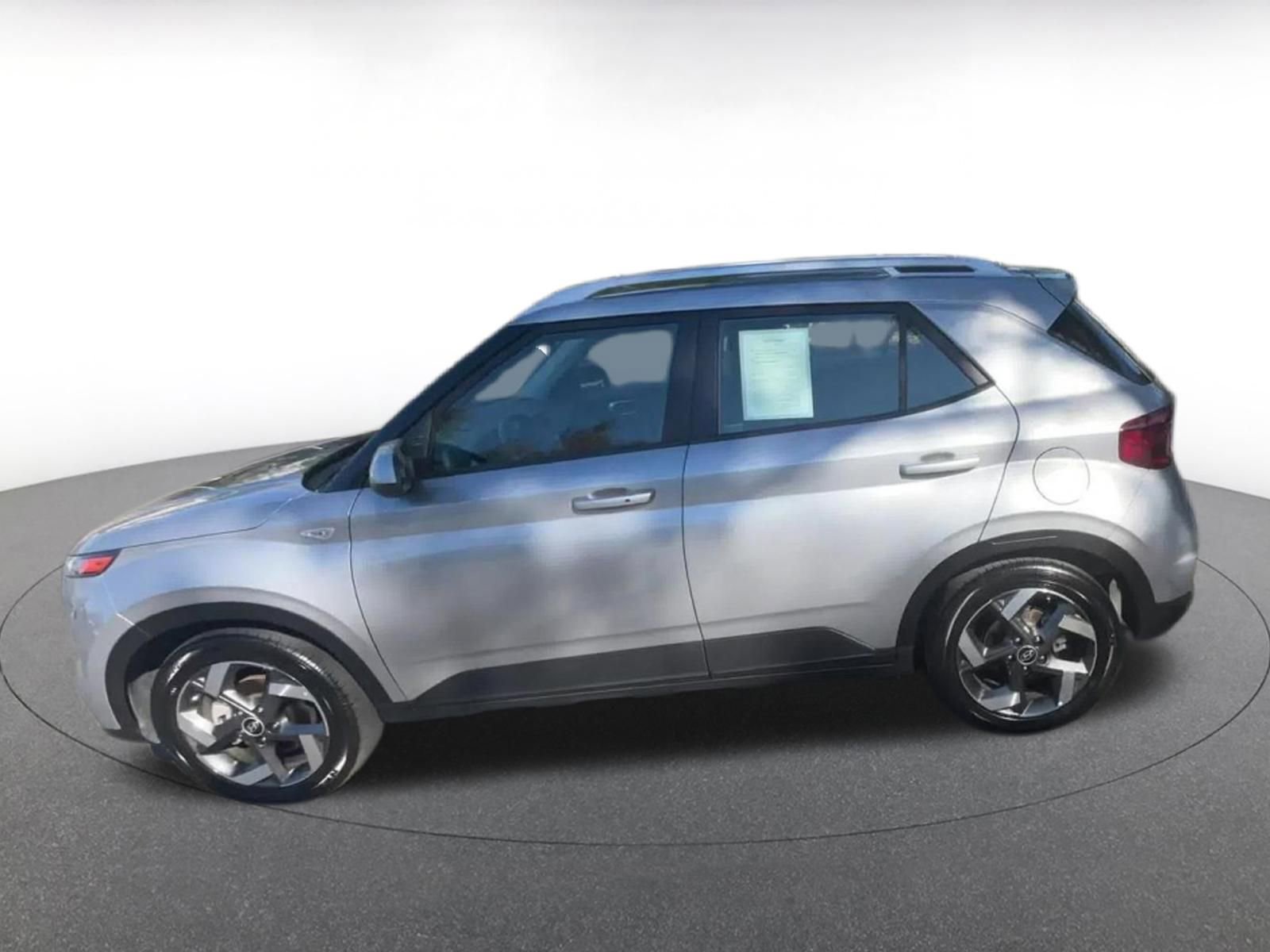 Used 2025 Hyundai Venue SEL image 9