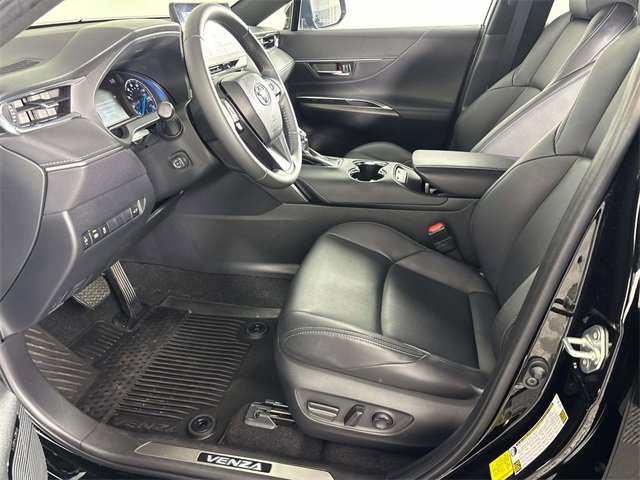 Used 2024 Toyota Venza XLE image 14