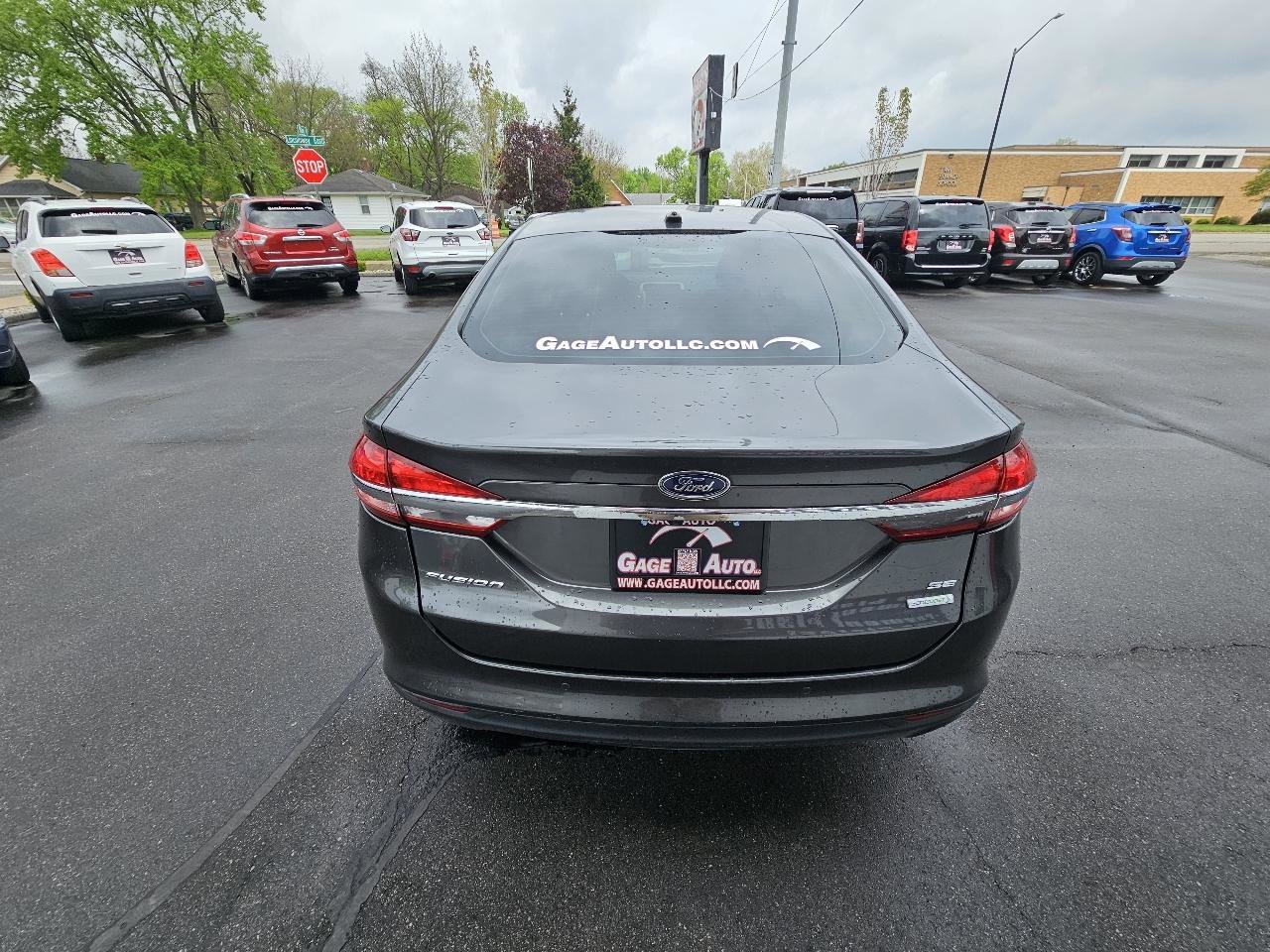 Used 2017 Ford Fusion SE FWD image 9