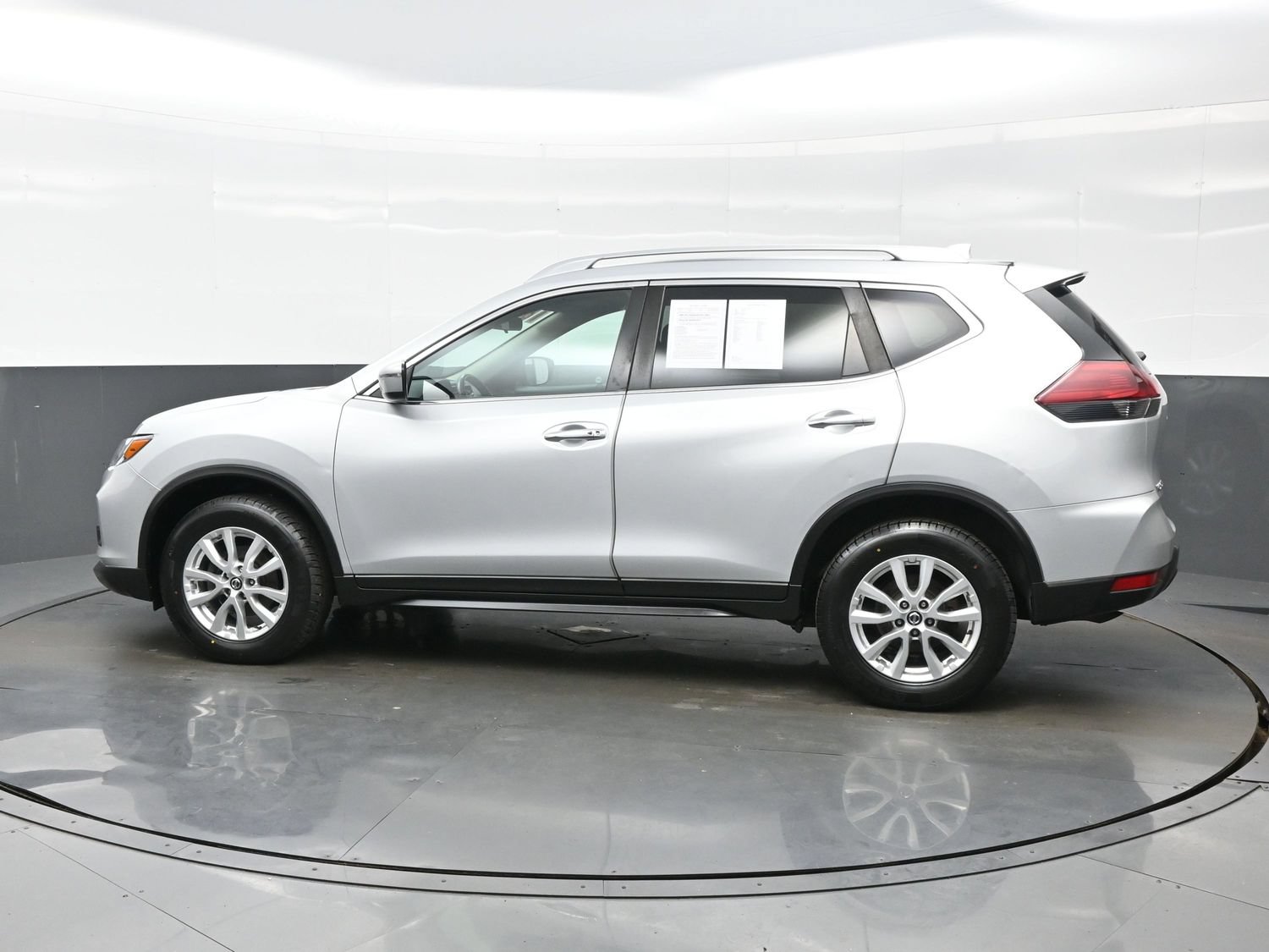 Used 2018 Nissan Rogue SV AWD/4WD image 3