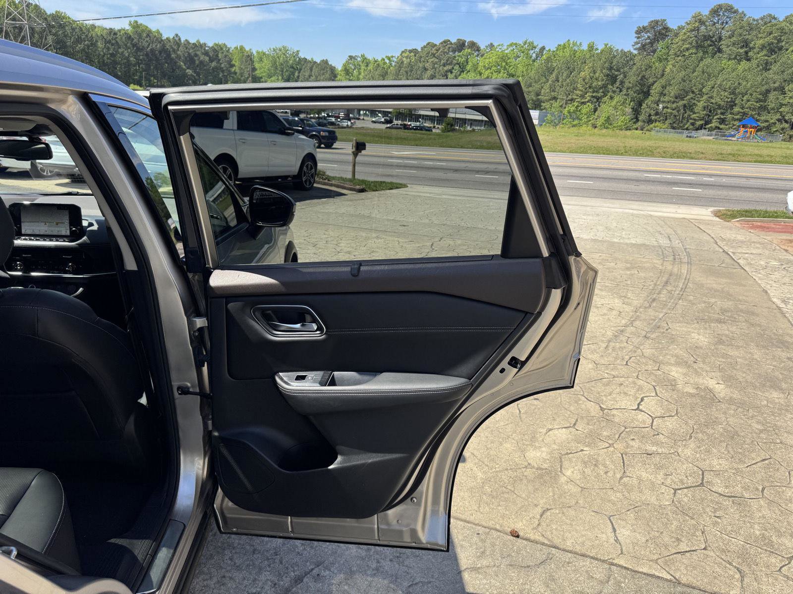 Used 2021 Nissan Rogue Platinum image 16