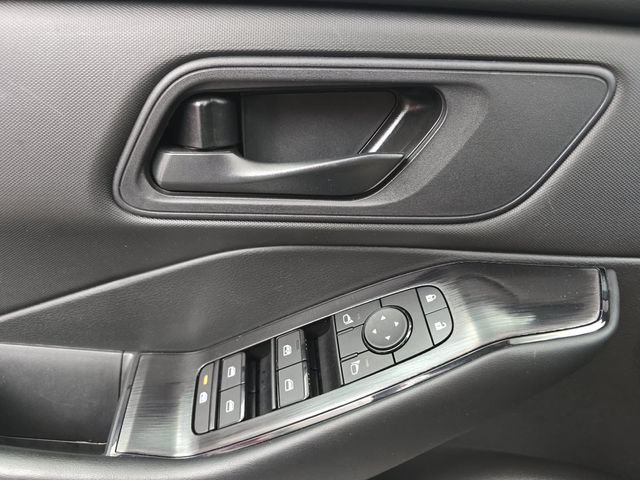 Used 2025 Nissan Rogue S AWD/4WD image 27
