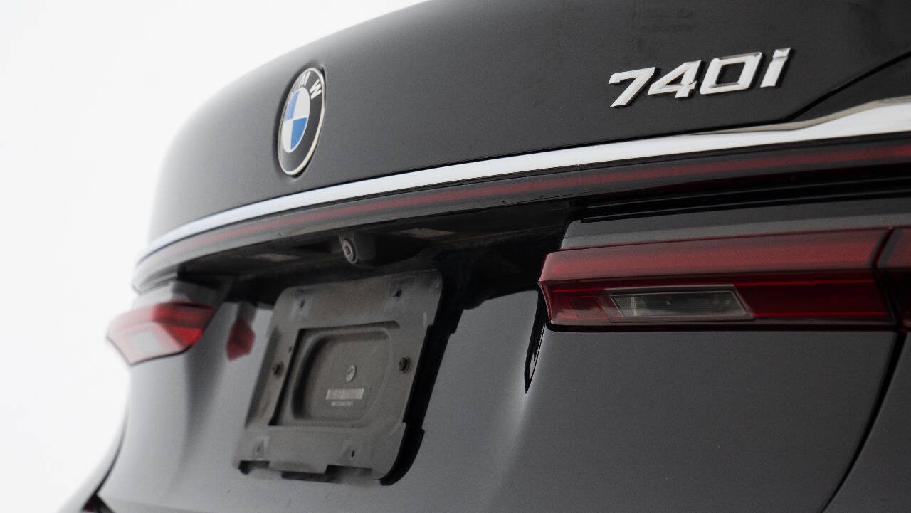 Used 2021 BMW 740i w/ Premium Package RWD image 15