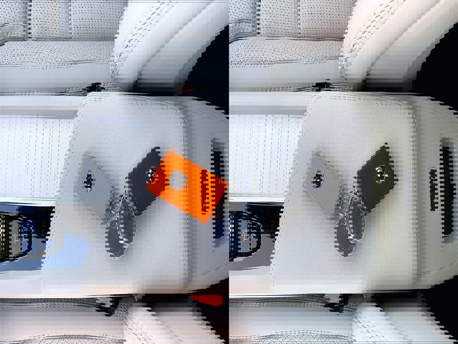 New 2026 Volvo XC60 T8 Ultra w/ Climate Package image 34