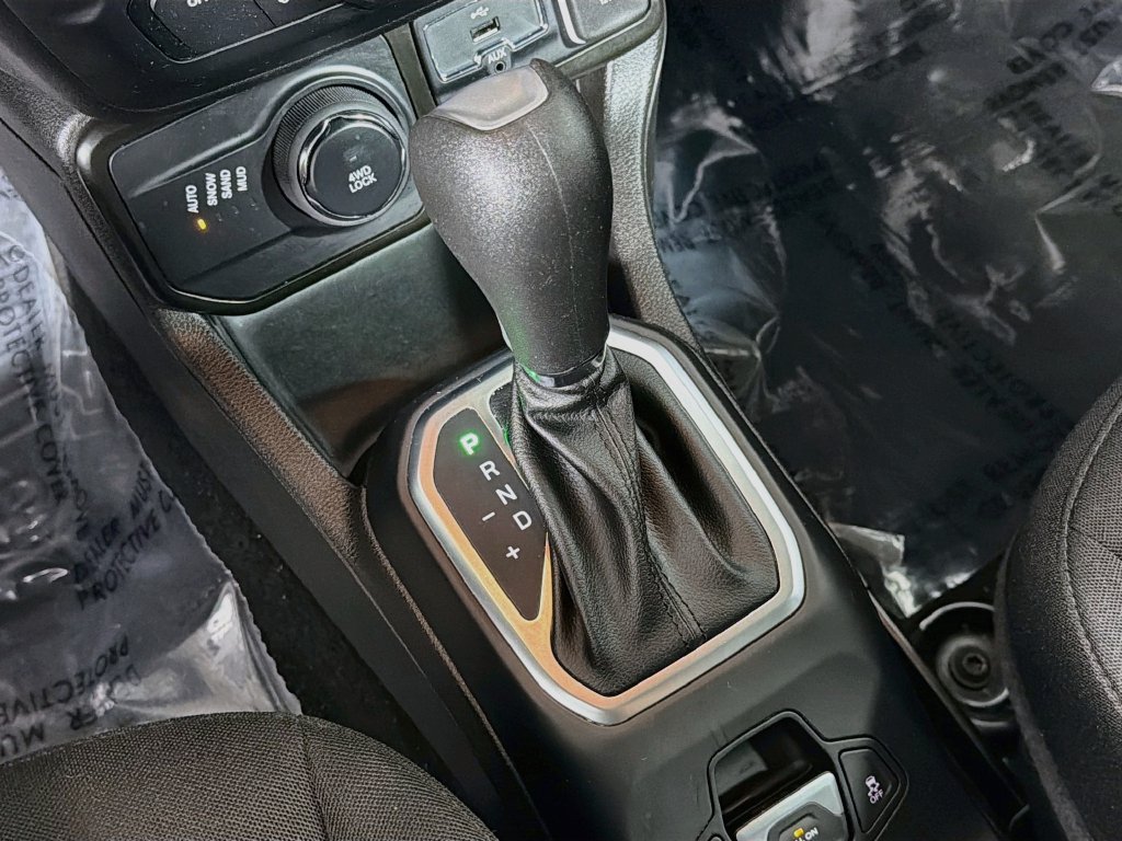 Used 2023 Jeep Renegade Latitude AWD/4WD image 18