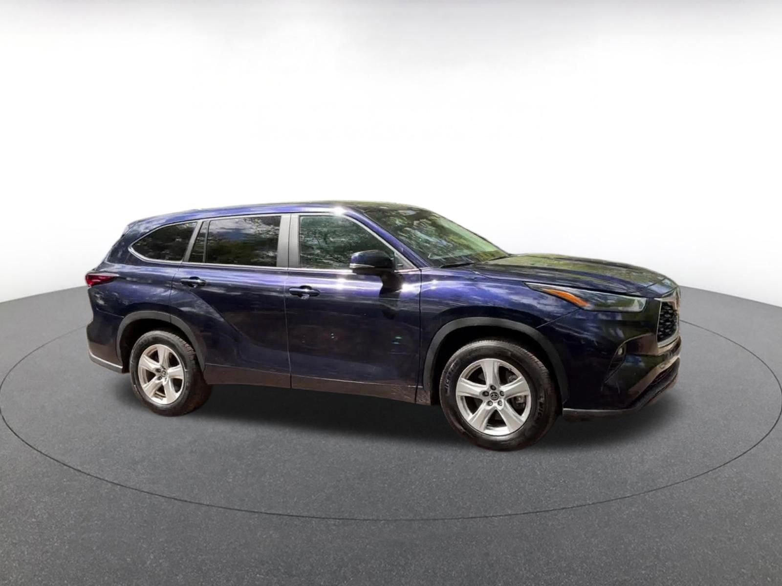 Used 2025 Toyota Highlander LE image 2