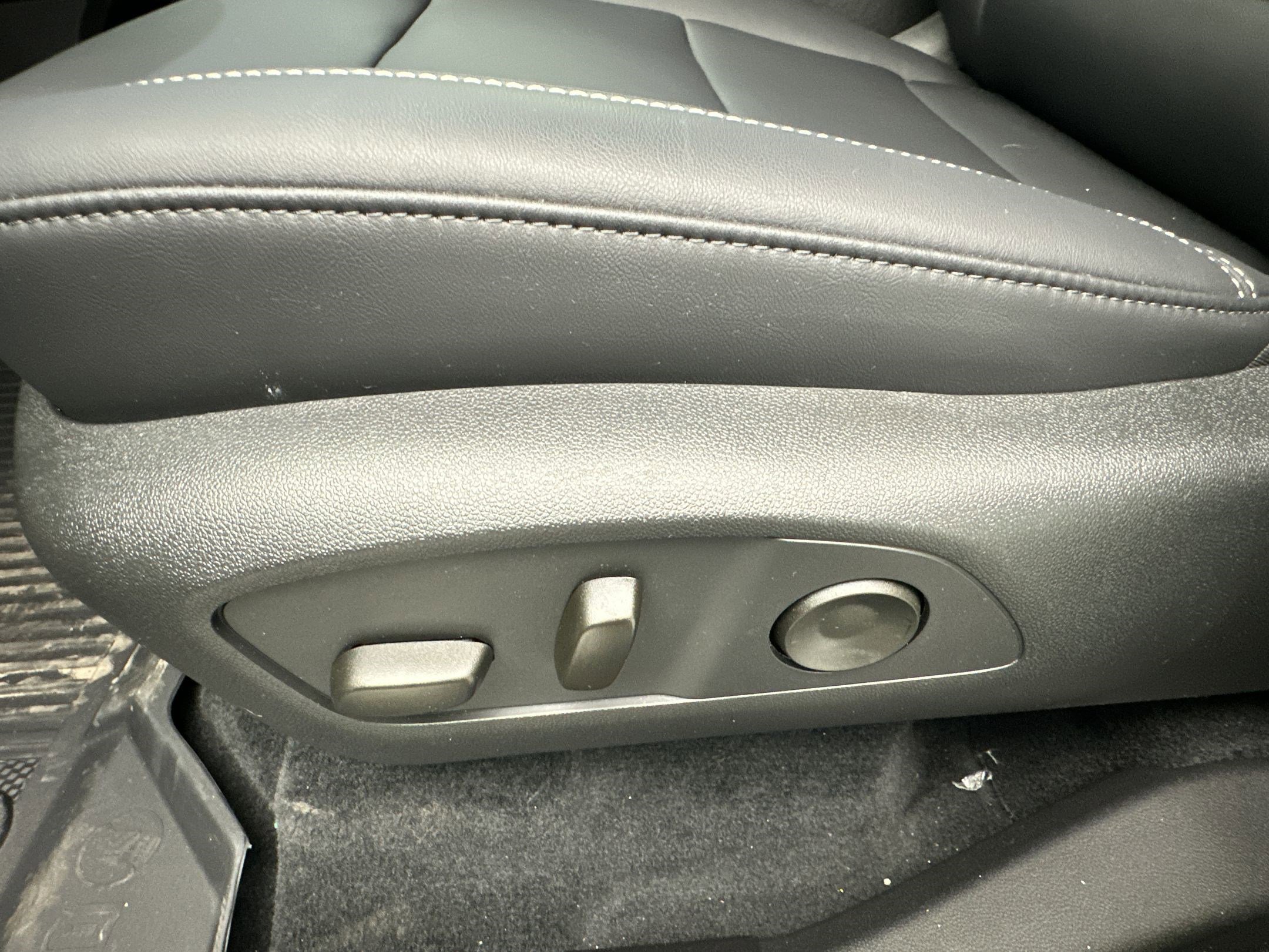 Used 2025 GMC Acadia Elevation w/ Elevation Premium Package image 13