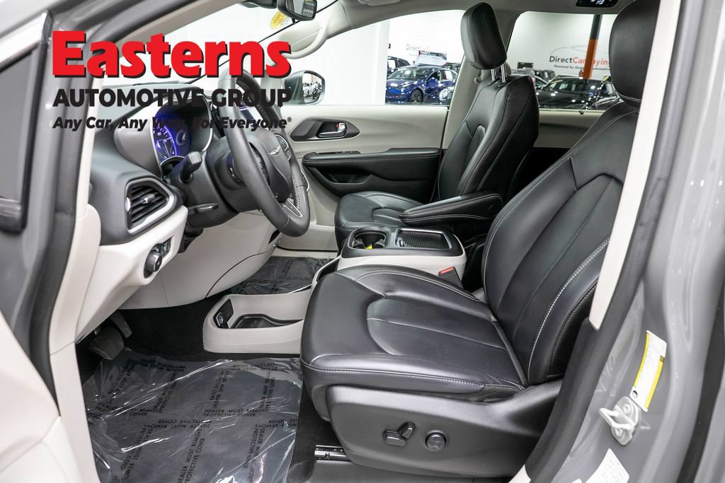 Used 2023 Chrysler Pacifica Touring-L FWD image 14