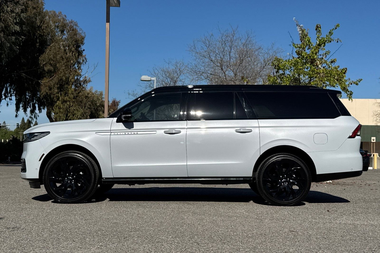 Certified 2025 Lincoln Navigator L Reserve image 7