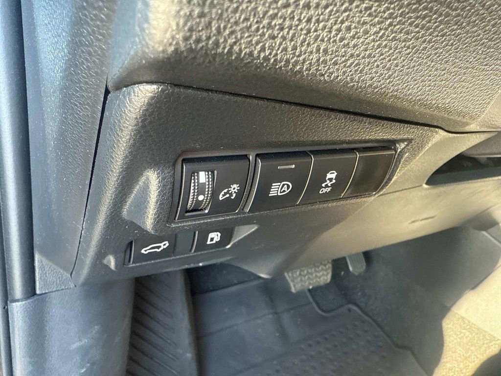 Used 2023 Toyota Corolla Cross XSE image 26