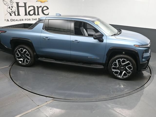 Used 2025 Chevrolet Silverado EV RST AWD/4WD image 32