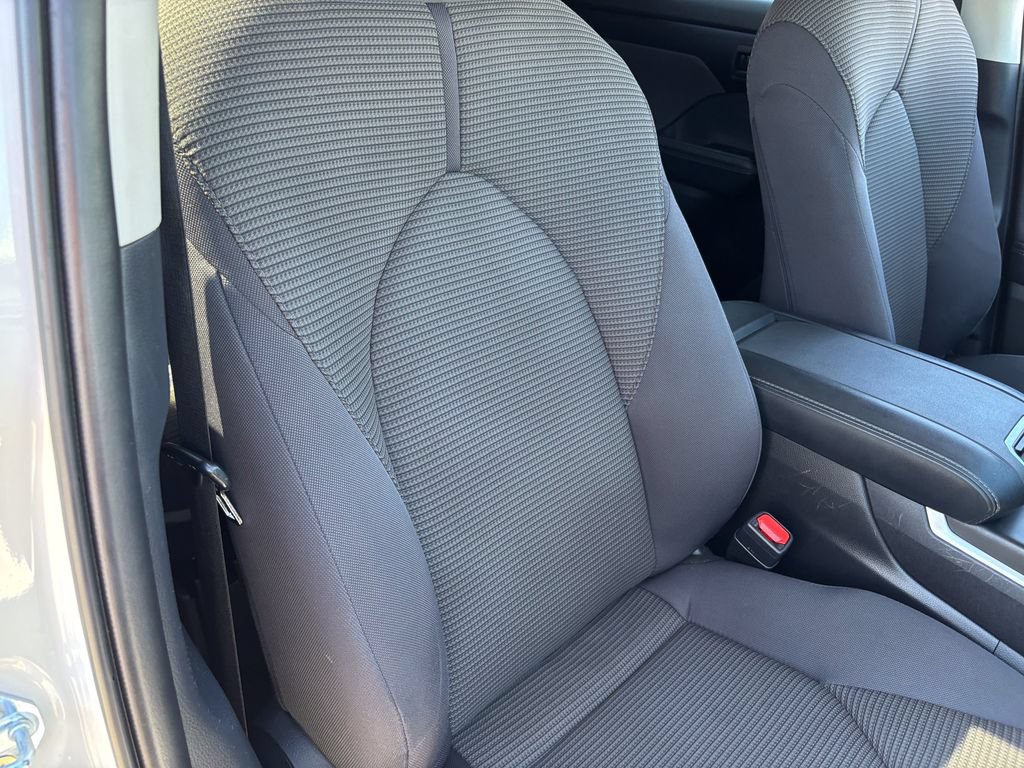 Used 2025 Toyota Highlander LE FWD image 34