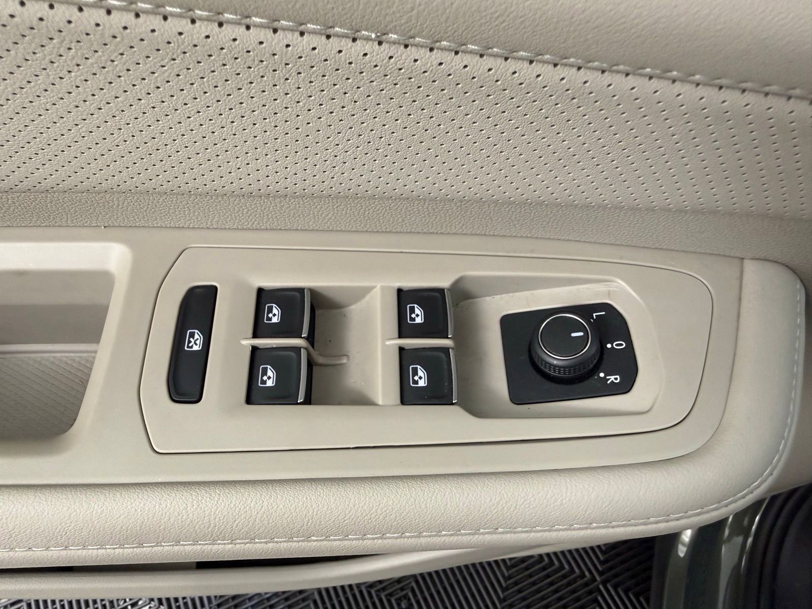 Used 2025 Volkswagen Atlas SE image 12