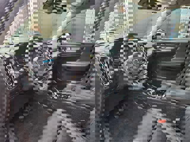 Used 2023 Volvo XC40 B5 Plus image 2