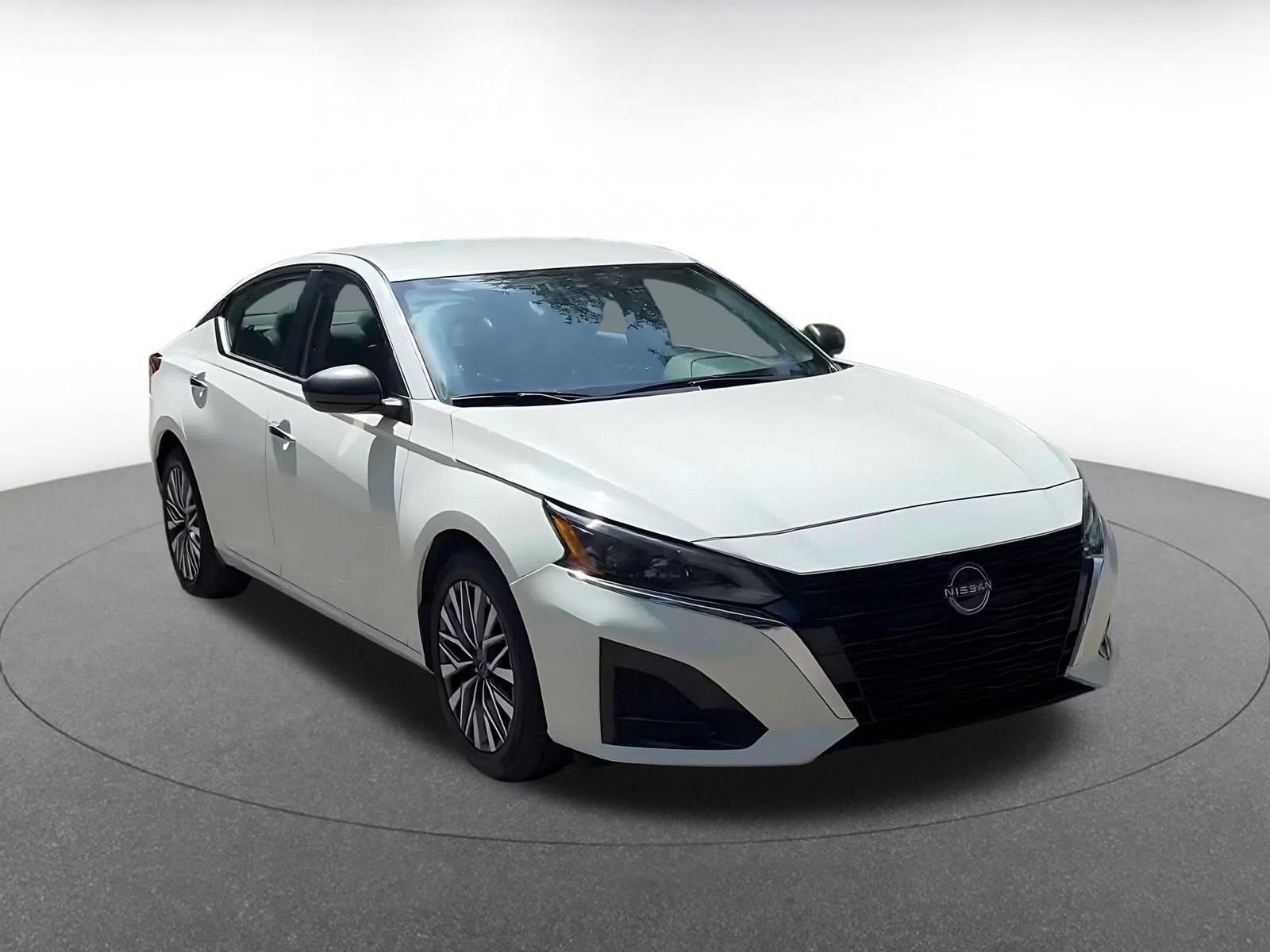 Used 2025 Nissan Altima 2.5 SV FWD image 3