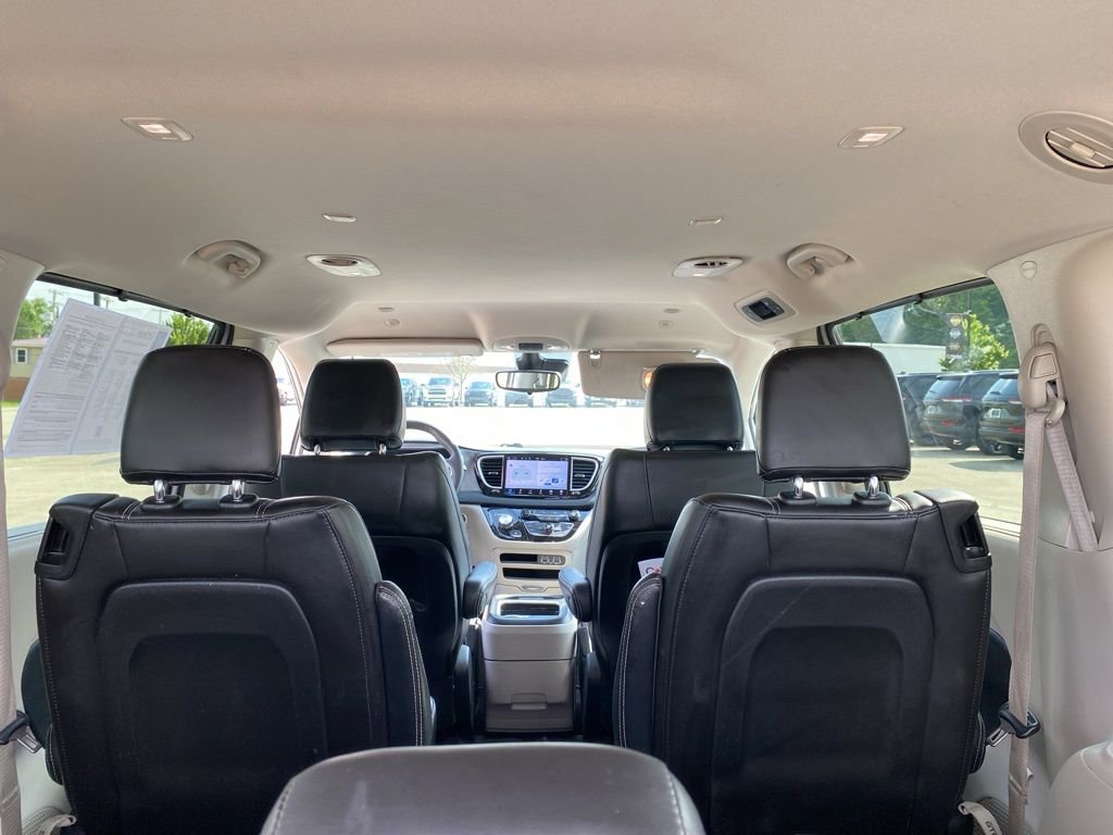 Used 2023 Chrysler Pacifica Touring-L image 16