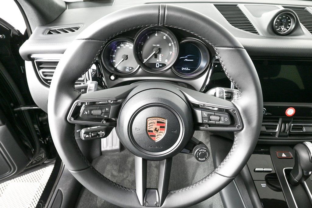 Certified 2026 Porsche Macan AWD/4WD image 9