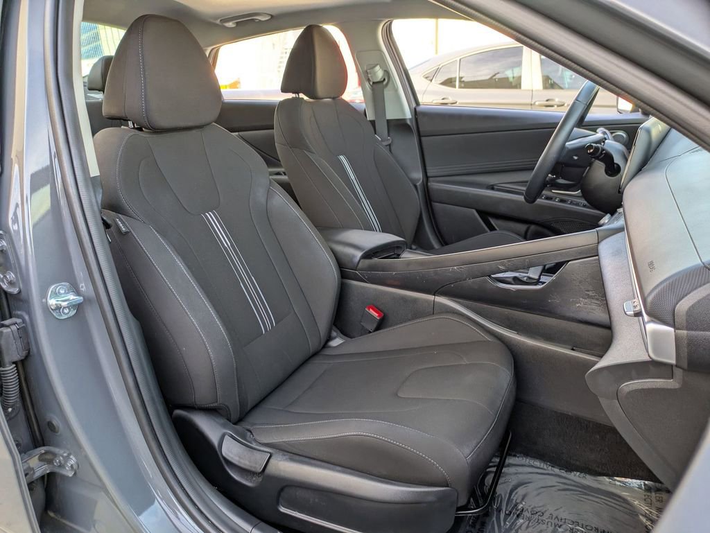 Used 2025 Hyundai Elantra SEL image 28