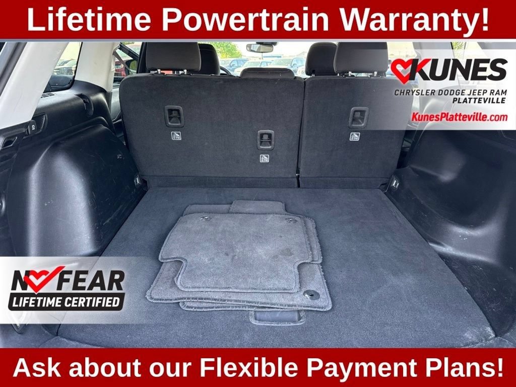 Used 2023 Jeep Grand Cherokee Laredo AWD/4WD image 21