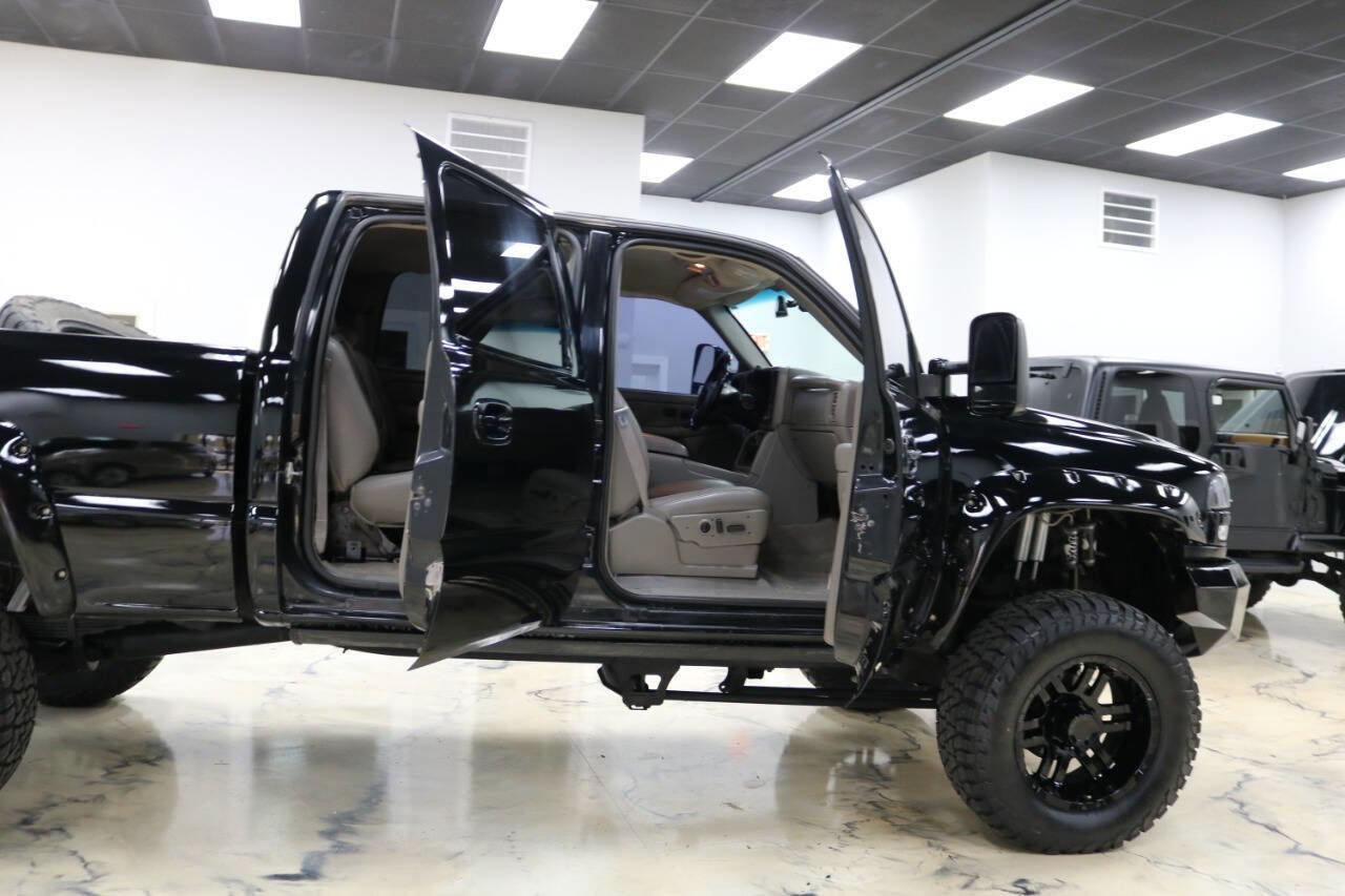 Used 2006 GMC Sierra 2500 SLT w/ Heavy-Duty Power Package image 38