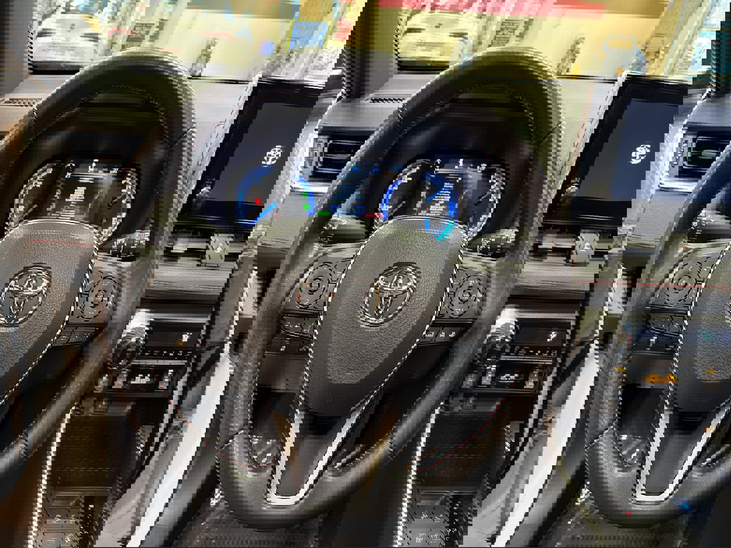 Used 2023 Toyota RAV4 SE w/ Weather & Moonroof Package image 31