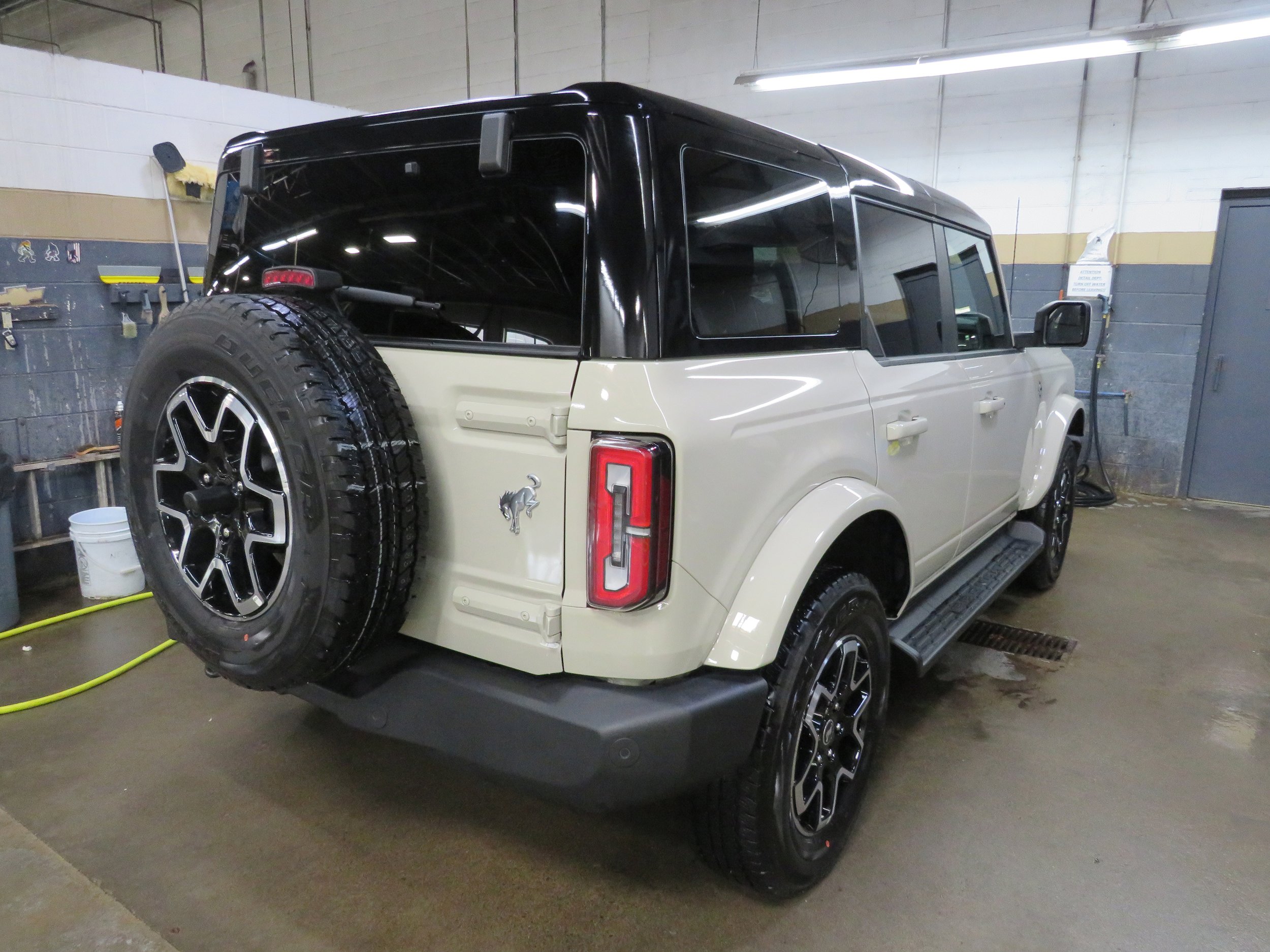 Used 2025 Ford Bronco Outer Banks AWD/4WD image 6
