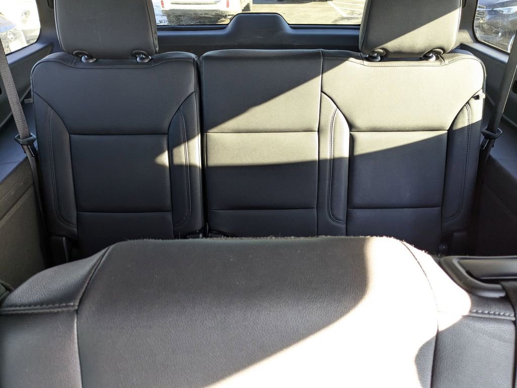 Used 2025 Chevrolet Suburban Z71 image 35