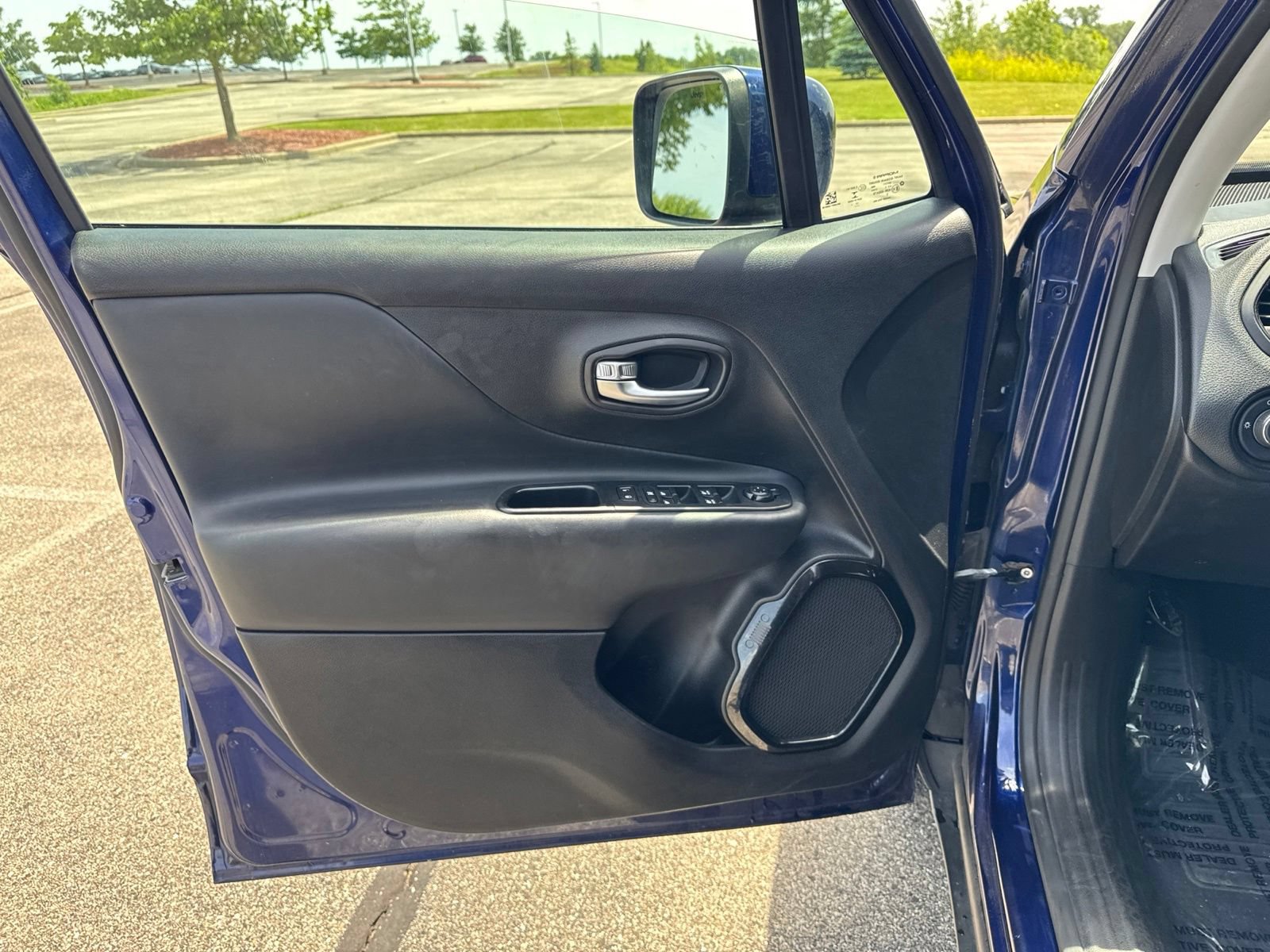 Used 2018 Jeep Renegade Altitude w/ Cold Weather Group FWD image 26