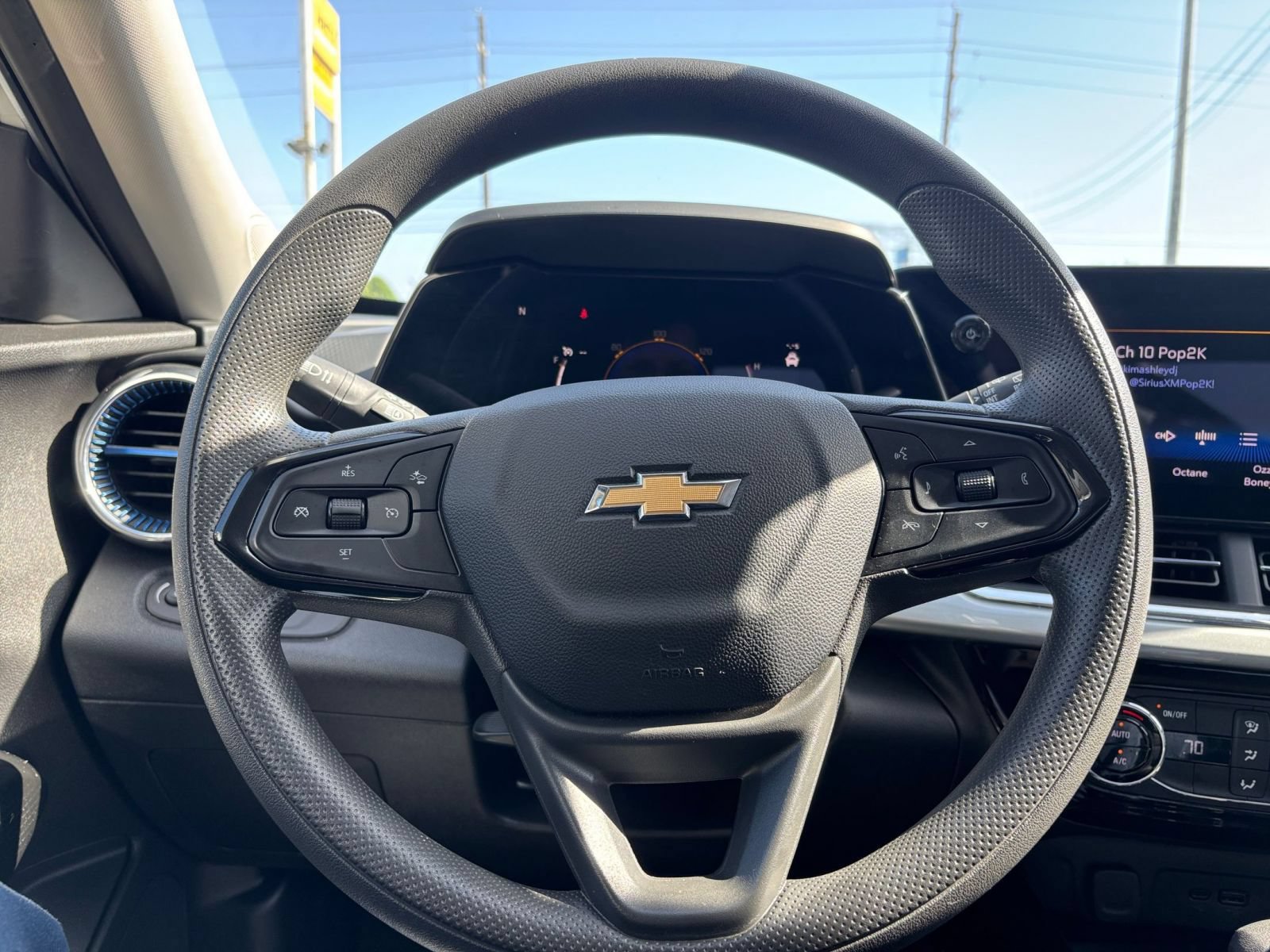Used 2025 Chevrolet Trax LT FWD image 27