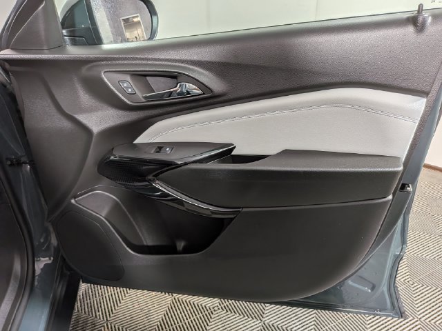 Used 2025 Chevrolet Trax LT FWD image 36