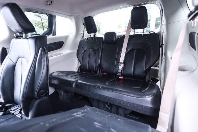 Used 2022 Chrysler Pacifica Touring-L w/ Uconnect Theater Family Group FWD image 55