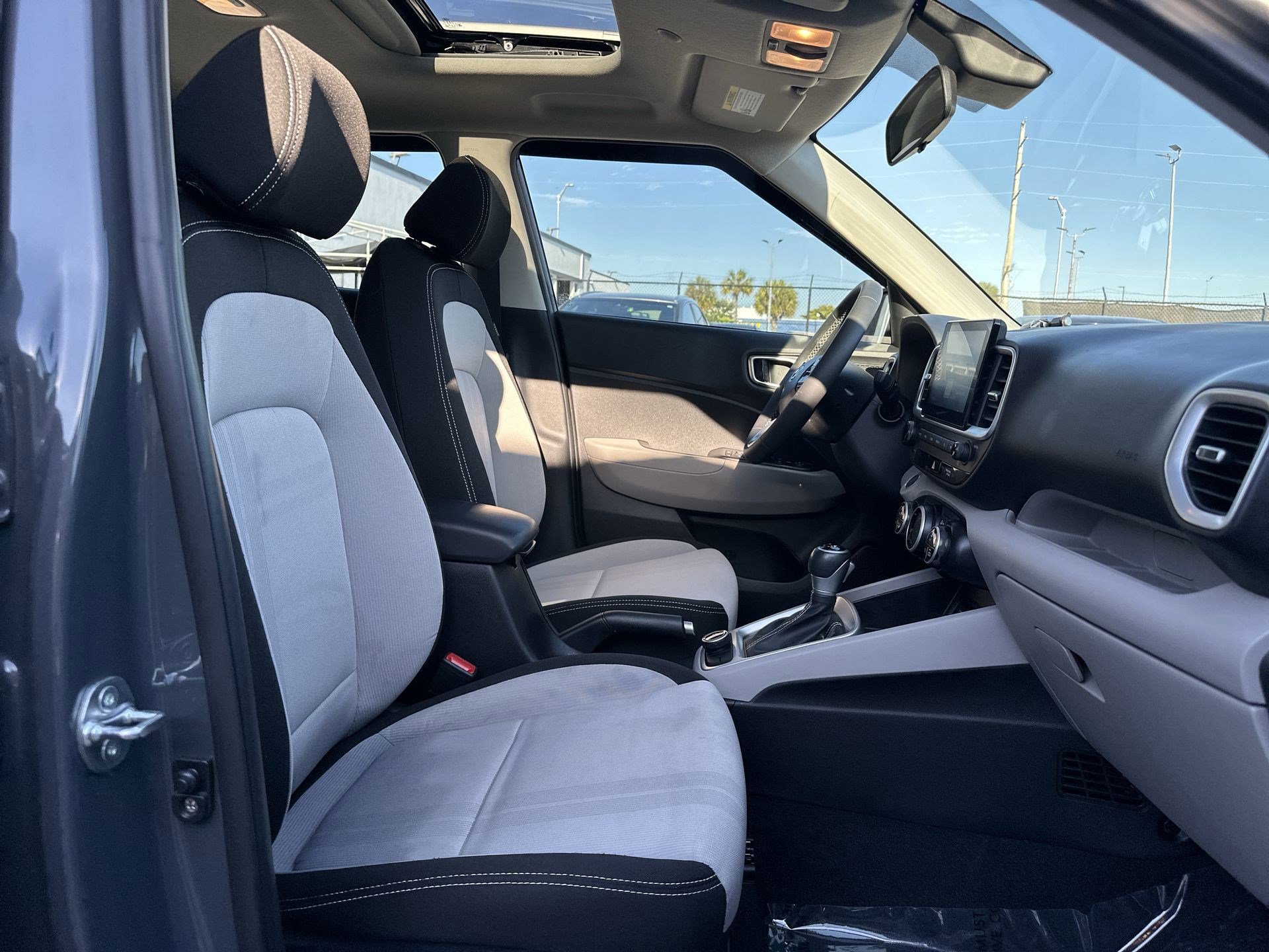 Used 2024 Hyundai Venue SEL image 24