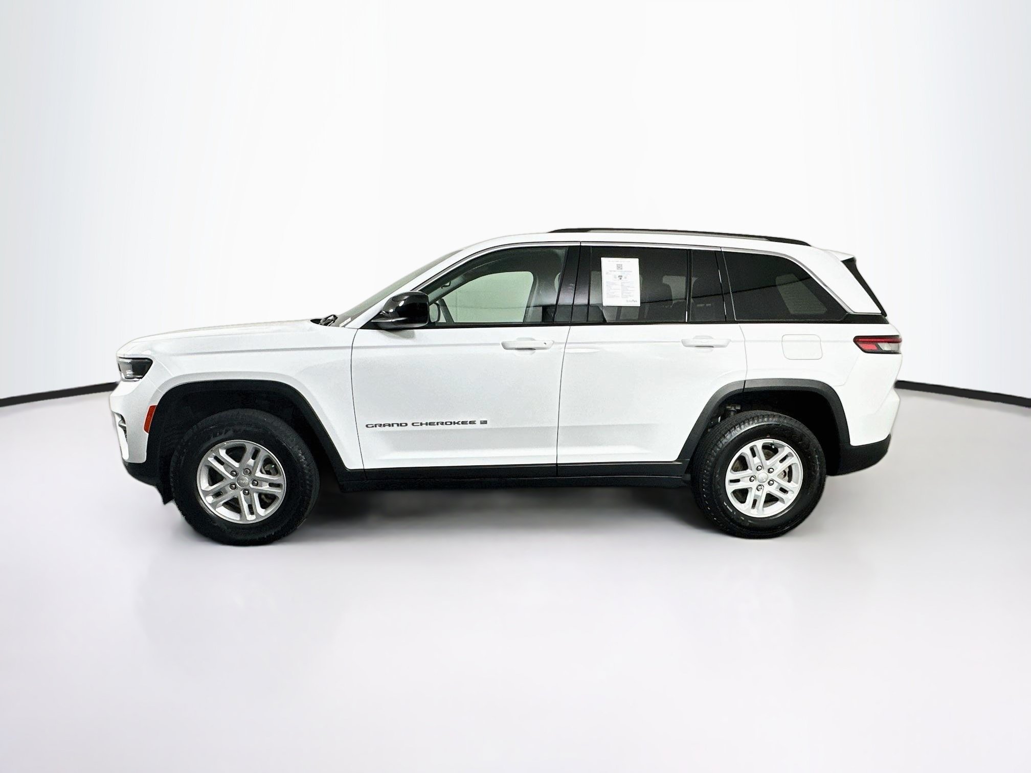 Used 2023 Jeep Grand Cherokee Laredo w/ Luxury Tech Group I AWD/4WD image 4
