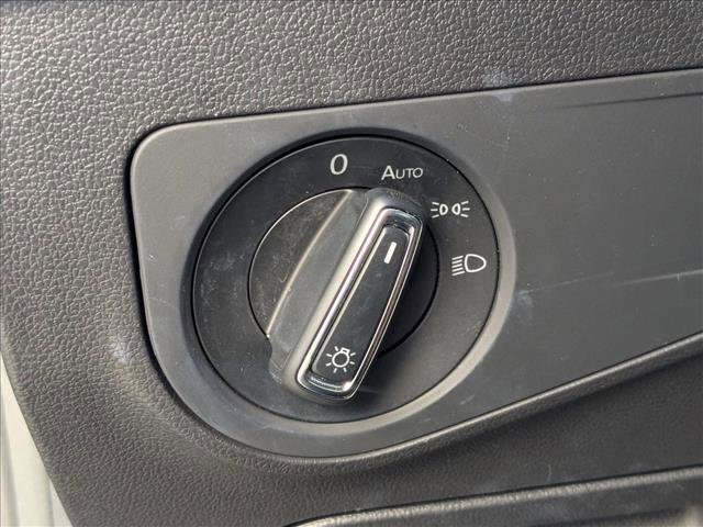 Used 2020 Volkswagen Tiguan SE image 11