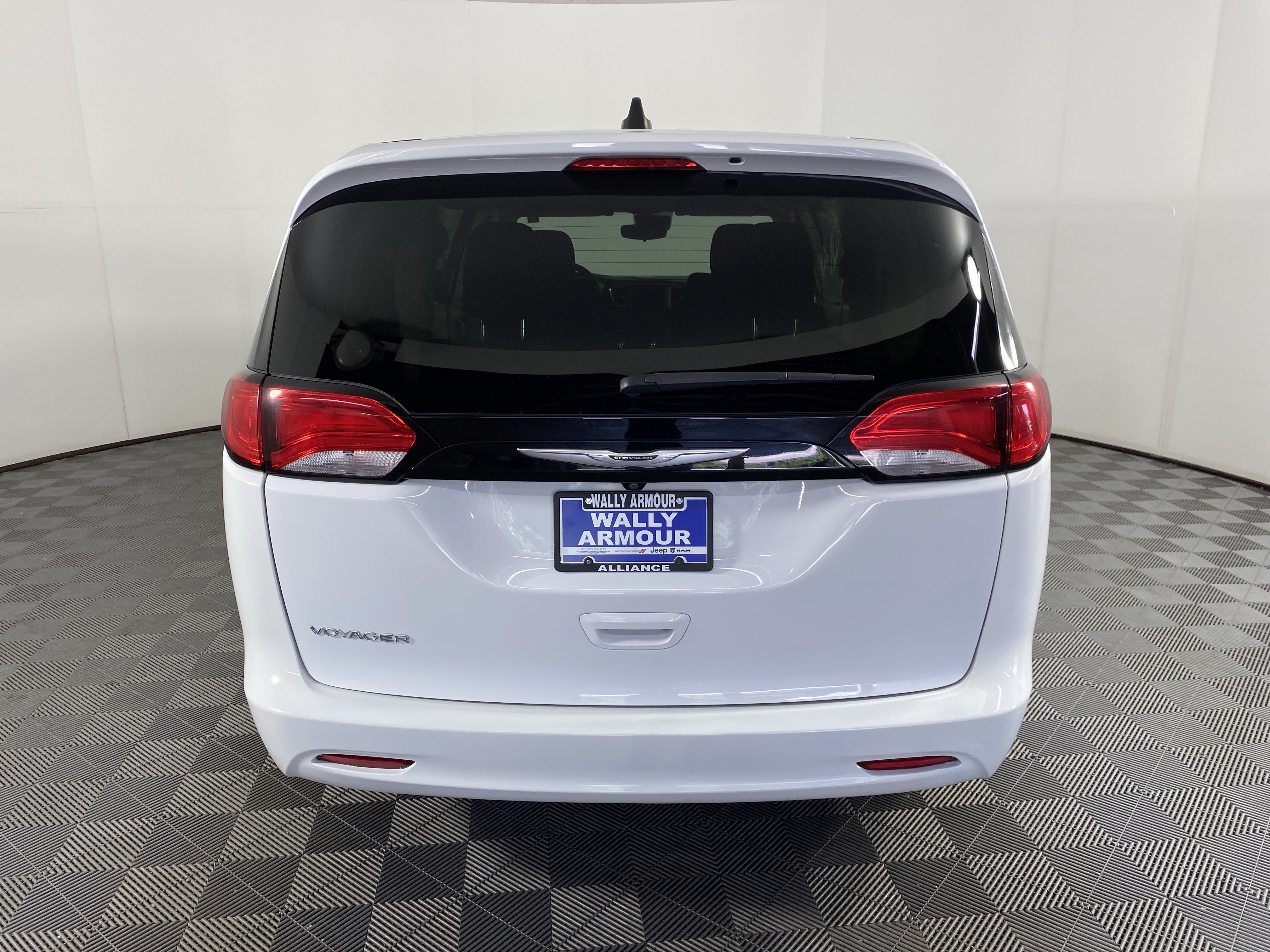 Used 2023 Chrysler Voyager LX FWD image 8