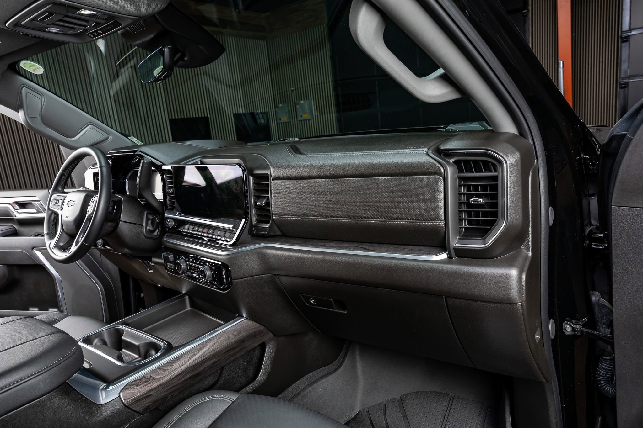 Used 2025 Chevrolet Silverado 2500 LTZ w/ LTZ Plus Package image 17