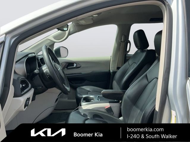 Used 2023 Chrysler Pacifica Touring-L image 18