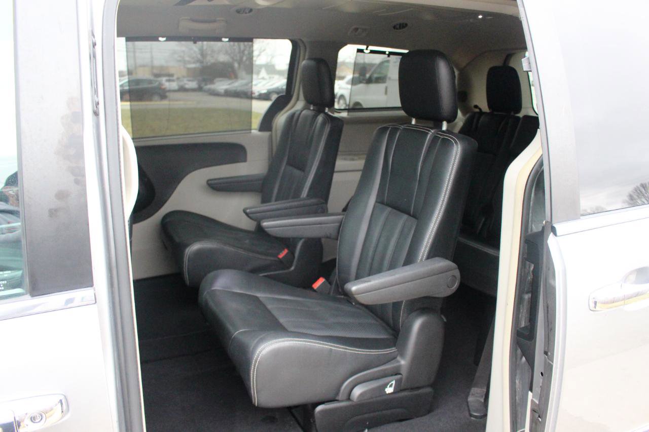 Used 2016 Chrysler Town & Country Touring-L w/ Driver Convenience Group FWD image 33