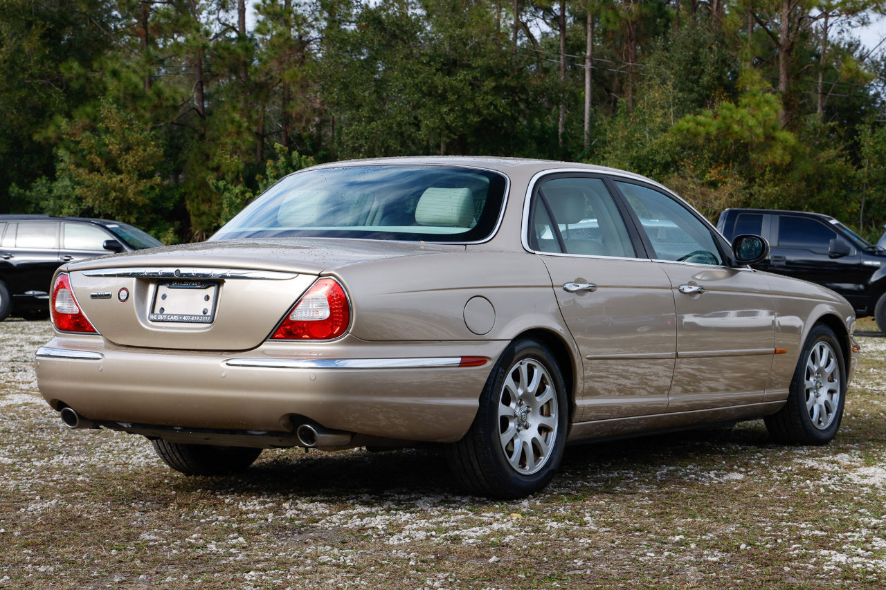 Used 2004 Jaguar XJ8 image 11