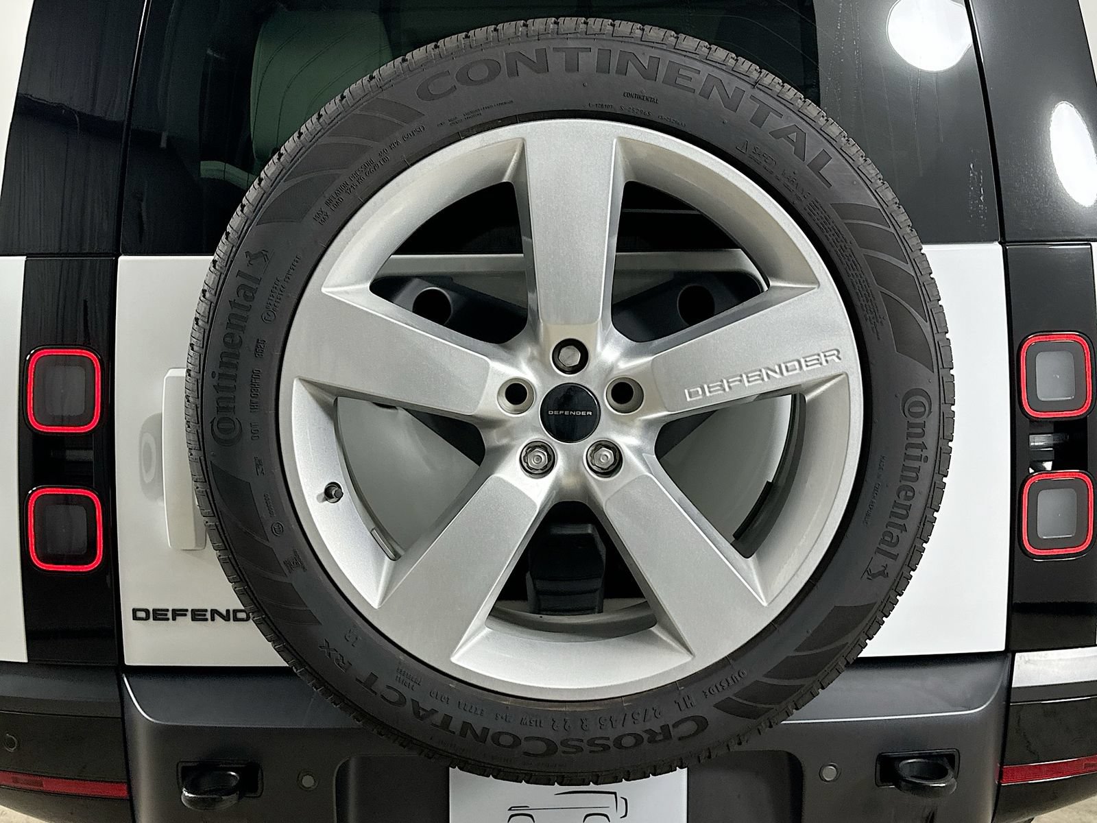 New 2026 Land Rover Defender 130 X-Dynamic SE AWD/4WD image 40